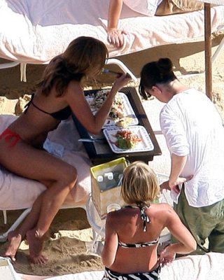 Jennifer Aniston zeigt Titten und posiert im Bikini
 #75411881
