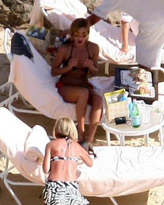 Jennifer Aniston zeigt Titten und posiert im Bikini
 #75411884