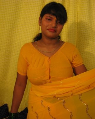 La chica caliente desi se desnuda y juega con sus grandes tetas naturales de la India
 #69939988