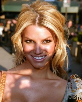 Promi jessica simpson zeigt ihre titten durch ihre transparenten tops
 #73971384