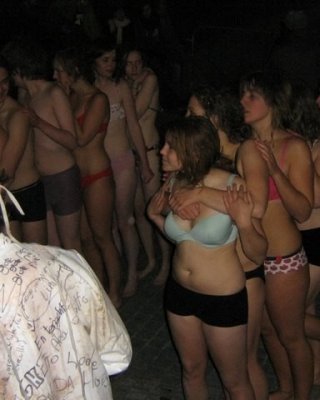 Viele hübsche und heiße Amateur-Teens entkleiden sich und posieren sexy
 #79402228