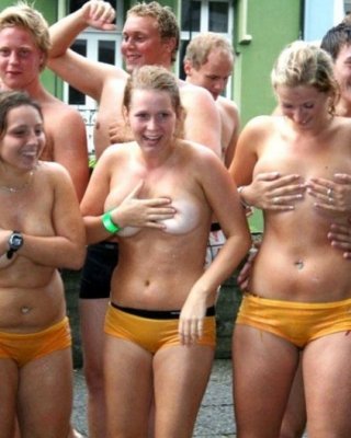 Viele hübsche und heiße Amateur-Teens entkleiden sich und posieren sexy
 #79402273