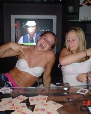 Viele hübsche und heiße Amateur-Teens entkleiden sich und posieren sexy
 #79402282