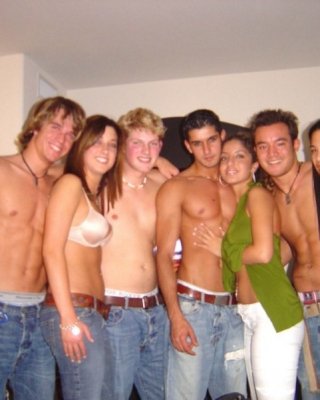 Viele hübsche und heiße Amateur-Teens entkleiden sich und posieren sexy
 #79402317
