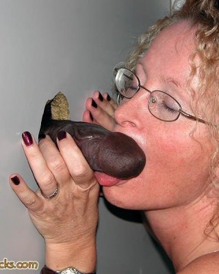 Ehefrau schluckt fremdes Sperma in Gloryhole
 #76111257