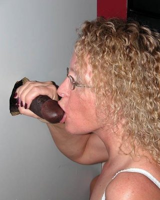 Ehefrau schluckt fremdes Sperma in Gloryhole
 #76111298