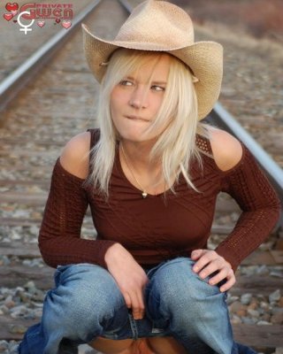Kleines Cowgirl lässt ihre Hose fallen und pisst auf die Gleise
 #78697223
