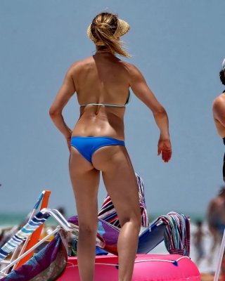 In The Crack Beach - Cameron Diaz shows ass crack wearing a skimpy bikini on a beach in Florida  Porn Pictures, XXX Photos, Sex Images #3232256 - PICTOA