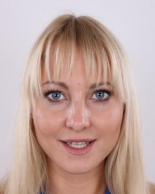 Schöne Amateur Blondine posiert
 #67410774