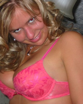Bilder von einer sexy Tussi, die ihre Brüste zeigt
 #77078534