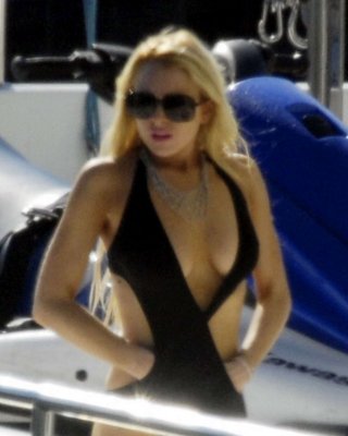 Lindsay lohan posiert oben ohne für einige Fotoshoot und upskirt
 #75346438