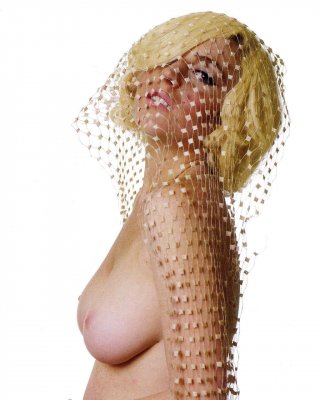 Lindsay lohan posiert oben ohne für einige Fotoshoot und upskirt
 #75346516