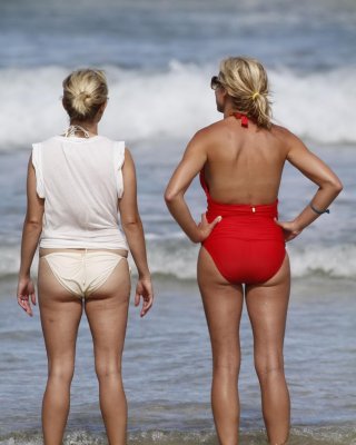 Reese Witherspoon Shows Off Her Ass While Surfing In Hawaii