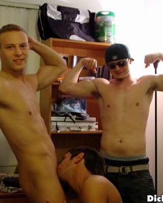 Schauen Sie sich diese College-Dudes wichsen auf einer Dartscheibe in diesen Ziel Übung 
 #76934920