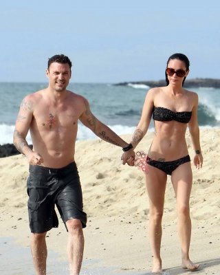 Megan Fox in strapless bikini having fun with a lucky prick on Hawaiian beach #75346878