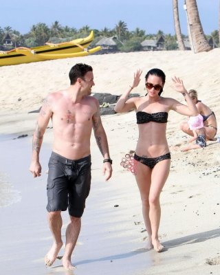 Megan Fox in strapless bikini having fun with a lucky prick on Hawaiian beach #75346923