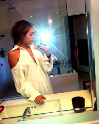 Miley Cyrus entblößt ihren sexy Körper und heißen Arsch auf der Bühne
 #75306185