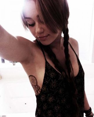 Miley Cyrus entblößt ihren sexy Körper und heißen Arsch auf der Bühne
 #75306197