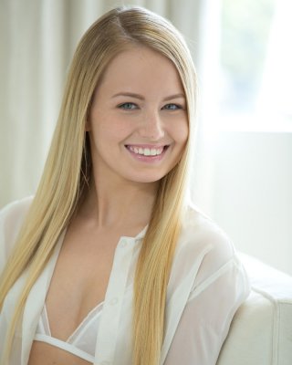 Scarlett sage verehrt seinen riesigen schwarzen Schwanz mit ihrem Mund und pu
 #71656991