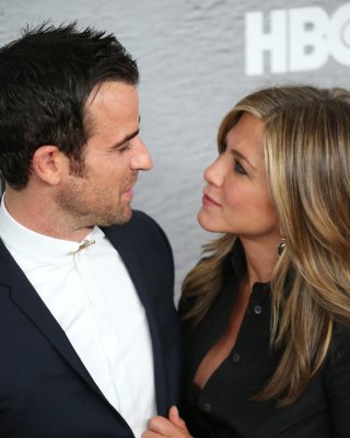 Jennifer aniston cleavy und BH Blick auf die Leftovers Premiere in nyc
 #75193017
