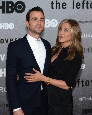 Jennifer aniston cleavy und BH Blick auf die Leftovers Premiere in nyc
 #75193021