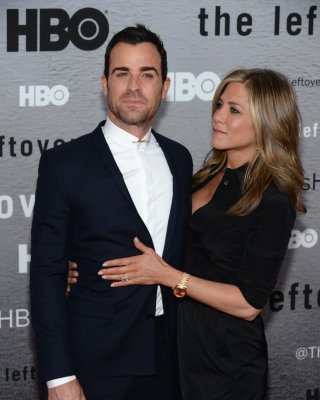 Jennifer aniston cleavy und BH Blick auf die Leftovers Premiere in nyc
 #75193025