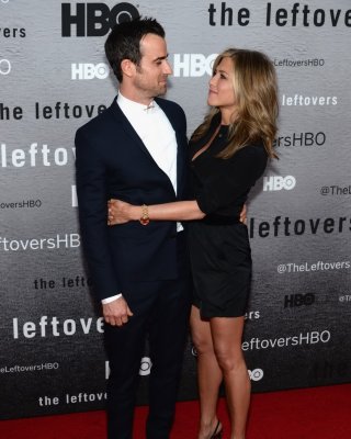 Jennifer aniston cleavy und BH Blick auf die Leftovers Premiere in nyc
 #75193032