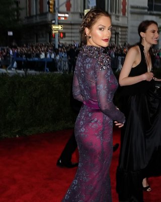 Minka Kelly trägt ein wunderschönes lilafarbenes, transparentes Maxikleid auf der Met-Gala 2013 im
 #75232998