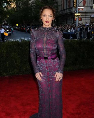 Minka Kelly trägt ein wunderschönes lilafarbenes, transparentes Maxikleid auf der Met-Gala 2013 im
 #75233002