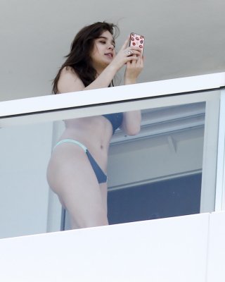 Hailee steinfeld zeigt ihren saftigen Bikini-Arsch
 #75142094