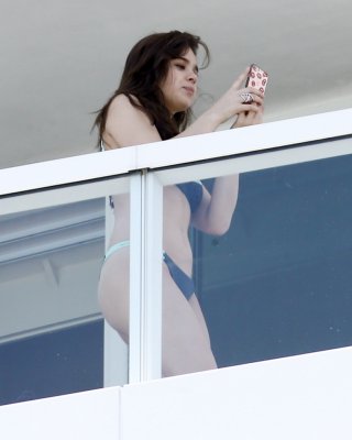 Hailee steinfeld zeigt ihren saftigen Bikini-Arsch
 #75142104