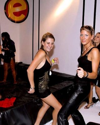 Tipsy eurobabes spielen mit vibrierenden Dildo-Kissen
 #76297131