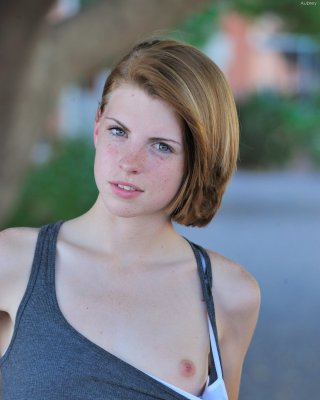 Amateur teen aubrey ist schüchtern und zieht sich langsam aus
 #71518229