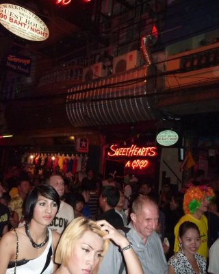 Verrückte tätowierte thailändische Hure bareback kein Kondom gefickt von einem Sextouristen asiatische Schlampe
 #68452550
