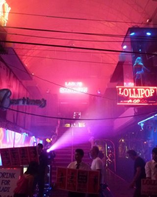 Verrückte tätowierte thailändische Hure bareback kein Kondom gefickt von einem Sextouristen asiatische Schlampe
 #68452569