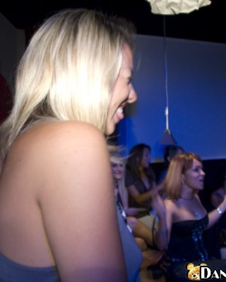Verrückte Club-Babes werden auf einer Party von fiesen Kerlen penetriert
 #79043865