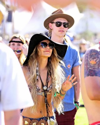 Vanessa hudgens trägt ein knappes Outfit beim coachella 2014
 #75199352