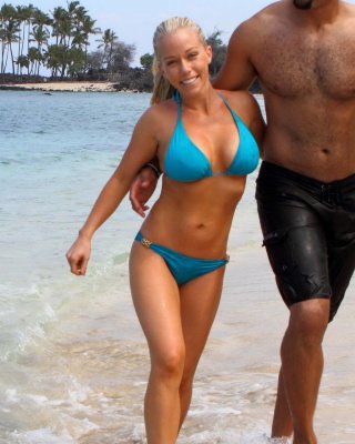 Kendra Wilkinson Busty In Bikini Hunping Her Hubby On A Hawaiian Beach