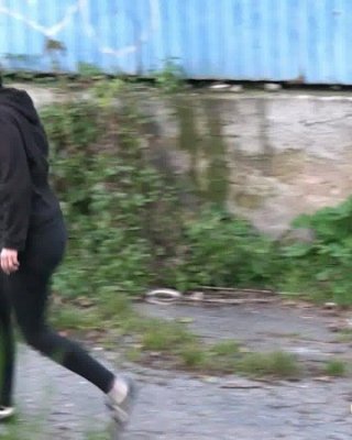 Dunkelhaariges Mädchen will unbedingt draußen pissen
 #67498785