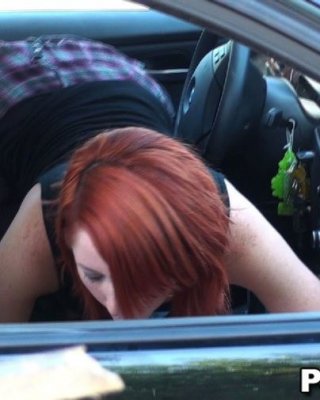 Redhead wird gefilmt Reiten Hahn in einem geparkten Auto
 #78887521