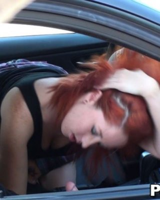 Redhead wird gefilmt Reiten Hahn in einem geparkten Auto
 #78887548