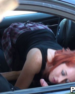 Redhead wird gefilmt Reiten Hahn in einem geparkten Auto
 #78887556