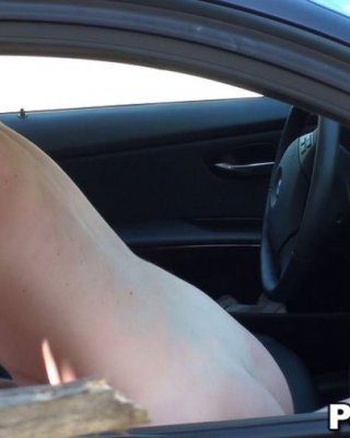 Redhead wird gefilmt Reiten Hahn in einem geparkten Auto
 #78887606