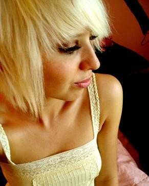 Blonde Cutie zeigt und spreizt
 #67916643