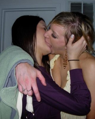 Amateur girls kissing Porn Pictures, XXX Photos, Sex Images #3100931 -  PICTOA