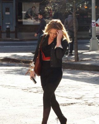 Hilary duff erwischt, wie sie ihren super süßen Arsch bräunt
 #75378794