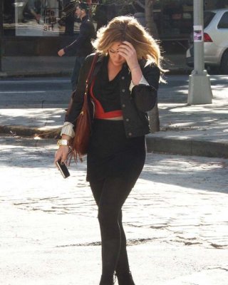 Hilary duff erwischt, wie sie ihren super süßen Arsch bräunt
 #75378801