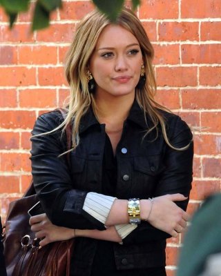Hilary duff erwischt, wie sie ihren super süßen Arsch bräunt
 #75378816