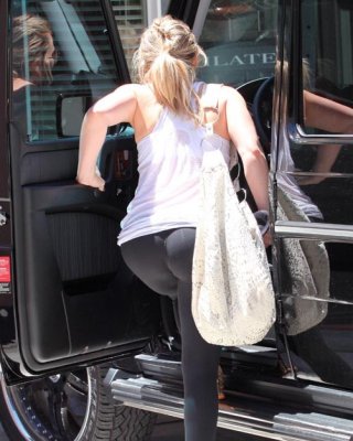 Hilary duff erwischt, wie sie ihren super süßen Arsch bräunt
 #75378890