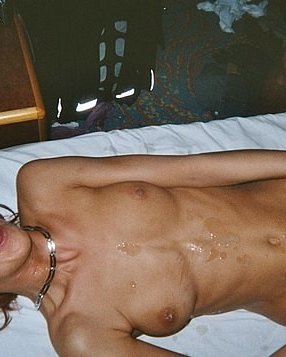 Blondes gemischtes Teenie zieht sich drinnen aus und posiert für die Kamera
 #68332988